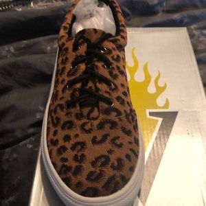 Gorgeous tan/leopard tennis shoes